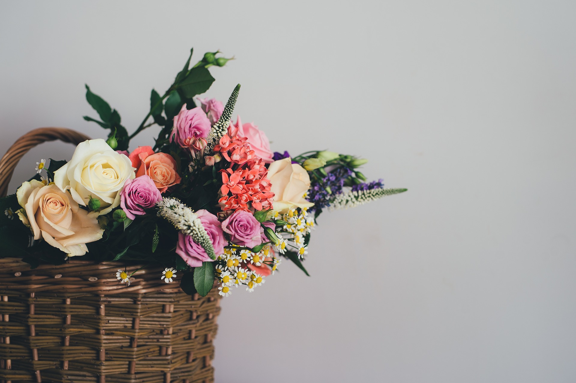 Aktuell entfremden viele DIY-Liebhaber alle m&ouml;glichen Beh&auml;ltnisse f&uuml;r Blumen und Gestecke.