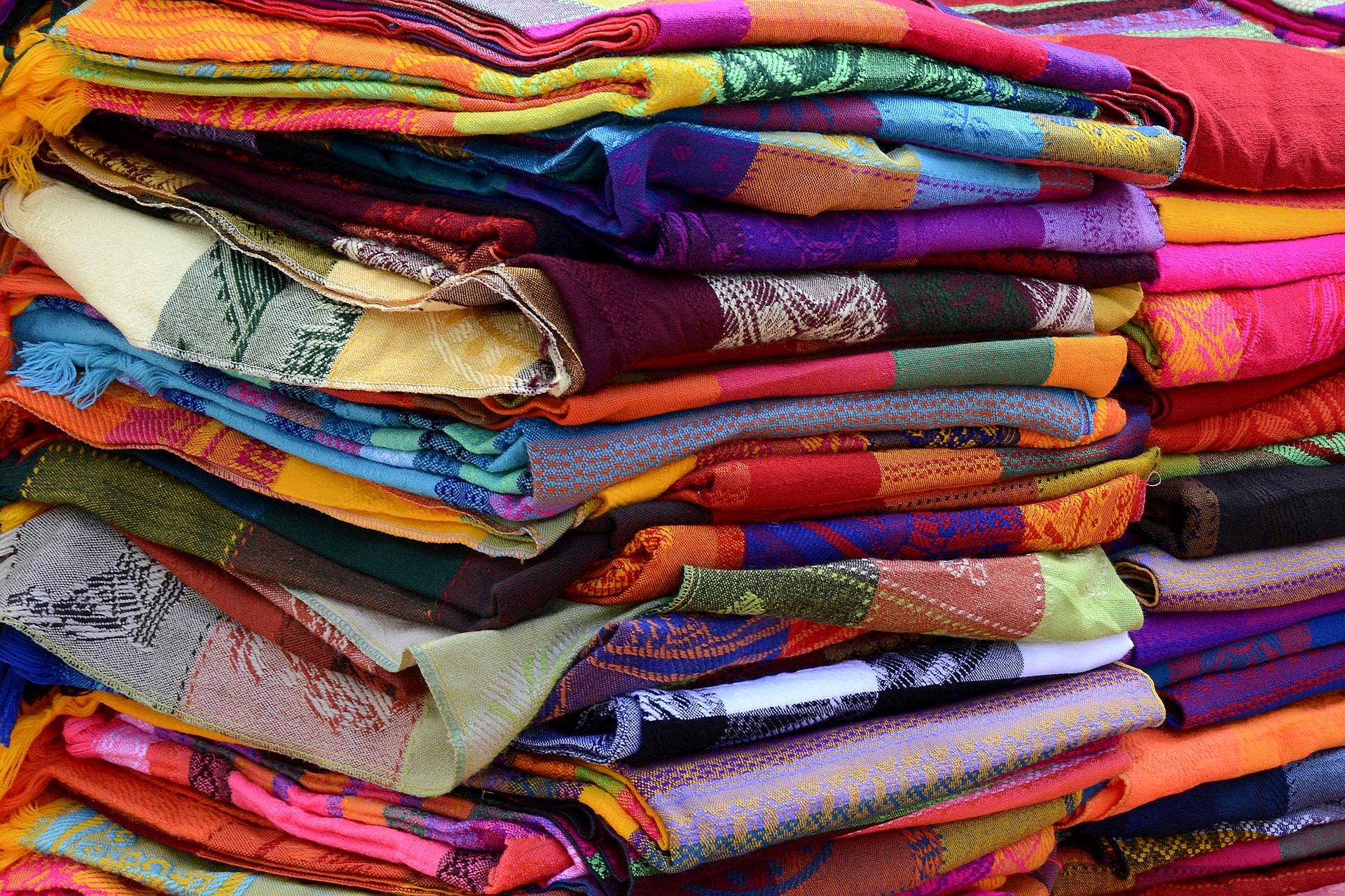 Ob ganz bunt oder dezent unifarben &ndash; Stoffe sind das perfekte Material, um selbst Kissen, Vorh&auml;nge oder Decken f&uuml;r das Wohnzimmer zu gestalten.