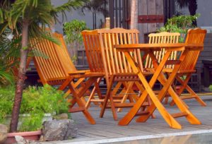 Holz-Gartenst&uuml;hle als Gartenm&ouml;bel auf der Terrasse