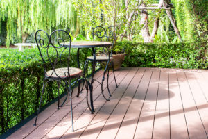 Holzterrasse im Garten mit Gartenm&ouml;beln